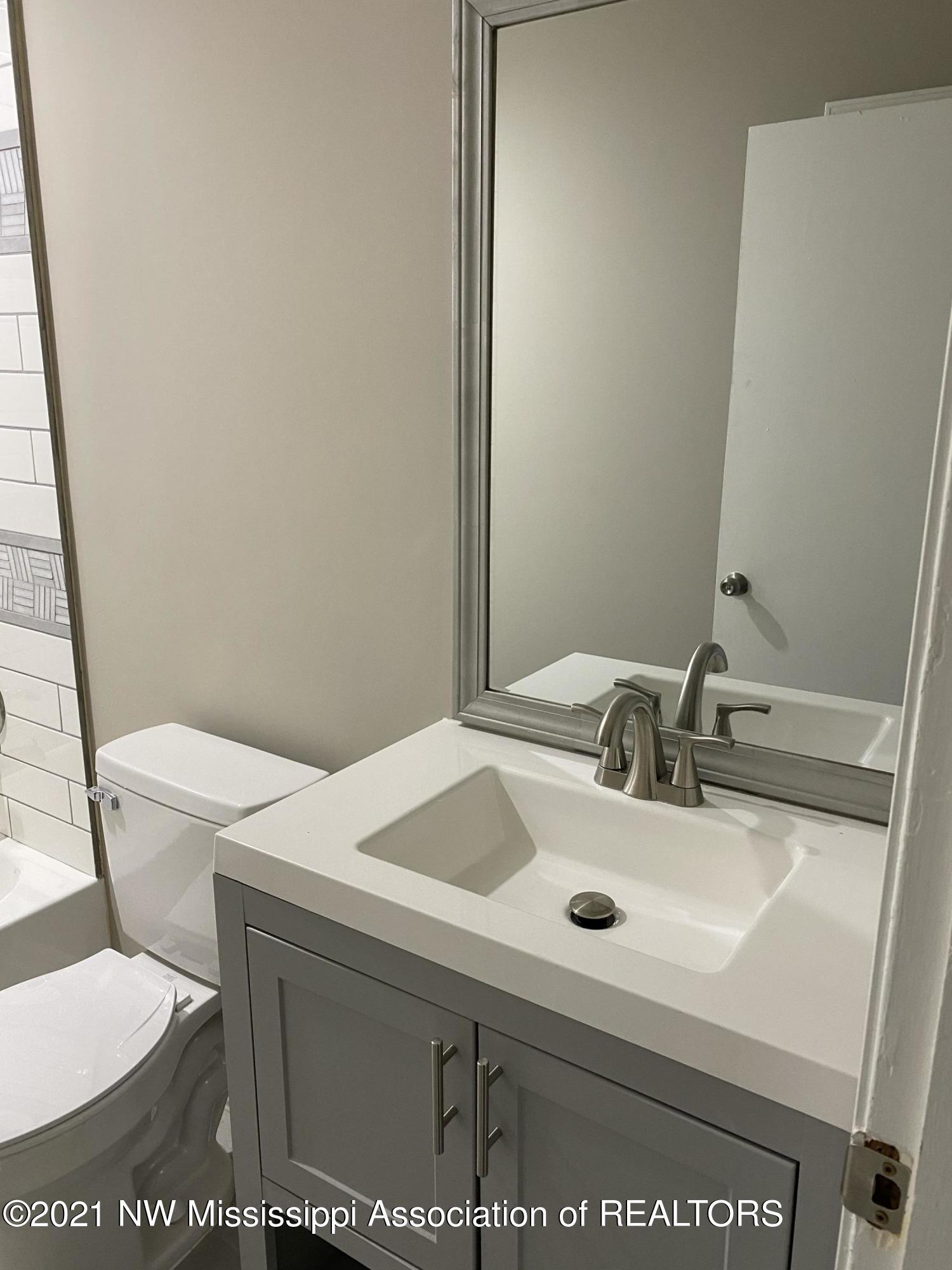 722 Baldwin Road Lake Cormorant, MS 38641 - Photo 8 of 15 bathroom