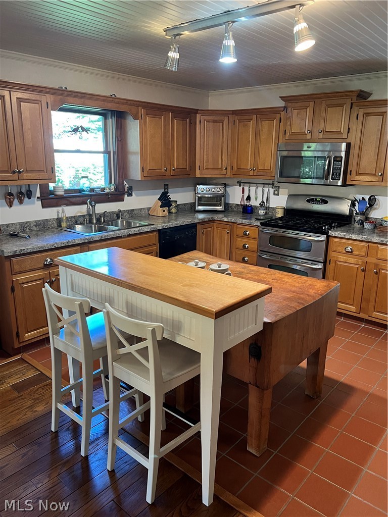 6119 Green Road Ashtabula, OH 44004 - Photo 8 of 35 Gorgeous 14 x 13 kitchen with center island made from old cheese cutting block. Open to the family room / Dining area.