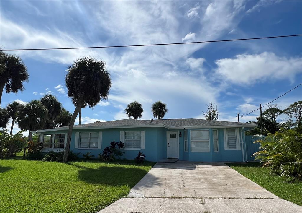 112 Rose Street Venice, FL 34293 - Photo 2 of 33 a front view of a house with garden