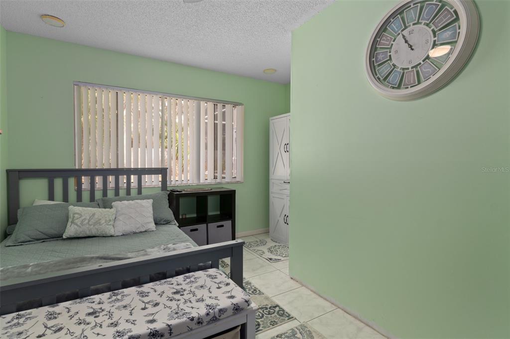 6101 County Line Road Spring Hill, FL 34606 - Photo 30 of 40 a bedroom with a bed and a table in it