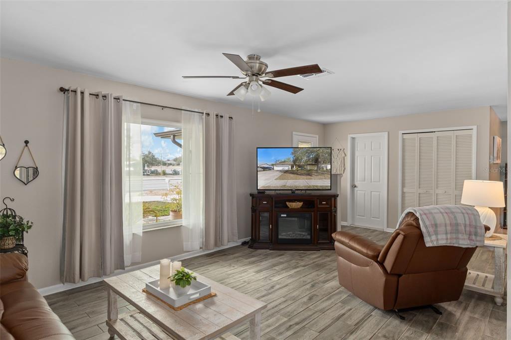 6101 County Line Road Spring Hill, FL 34606 - Photo 3 of 40 a living room with furniture and a window