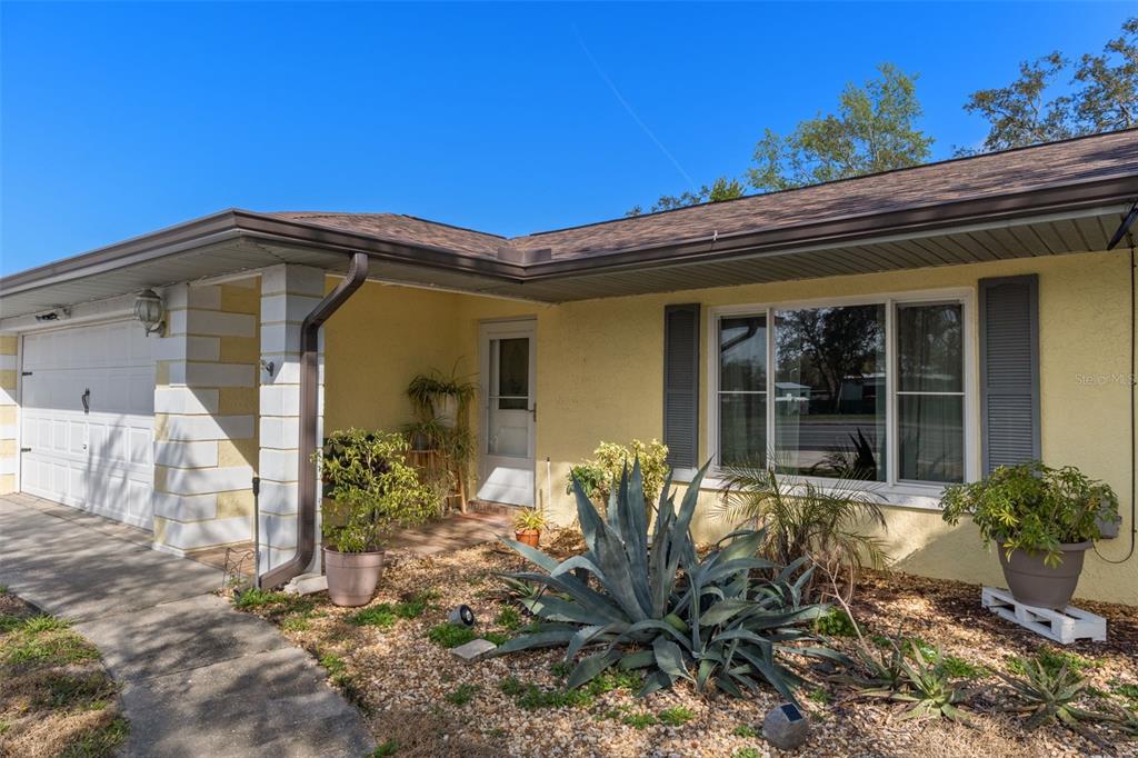 6101 County Line Road Spring Hill, FL 34606 - Photo 6 of 40 a front view of a house with garden