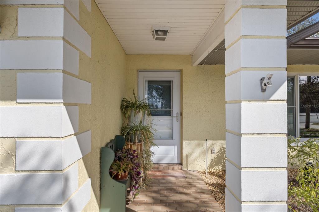 6101 County Line Road Spring Hill, FL 34606 - Photo 7 of 40 a kitchen with a refrigerator and a stove