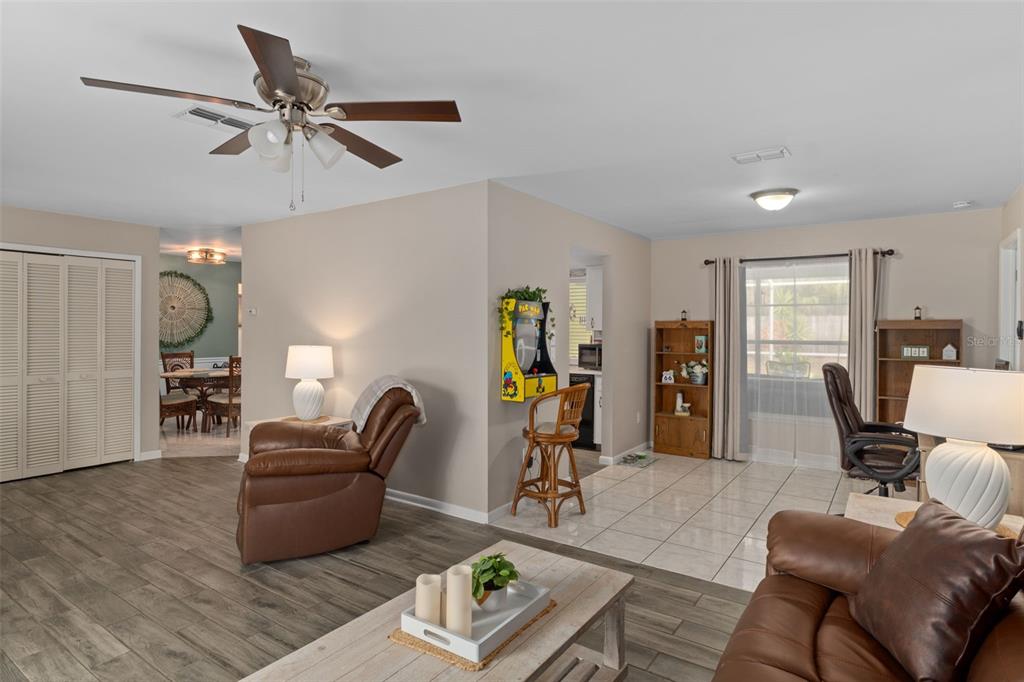 6101 County Line Road Spring Hill, FL 34606 - Photo 10 of 40 a living room with furniture