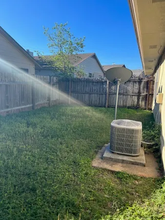 a view of a back yard
