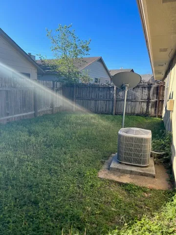 a view of a back yard