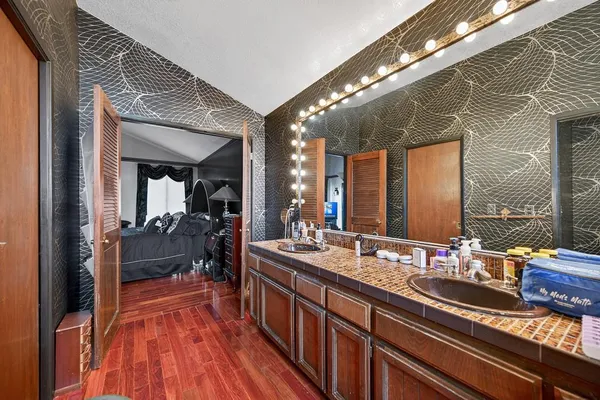 a en suite bathroom with sink and mirror