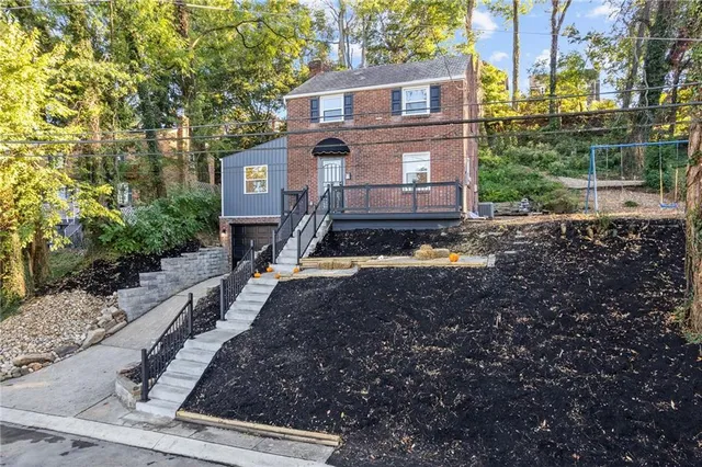 a view of a house with a yard