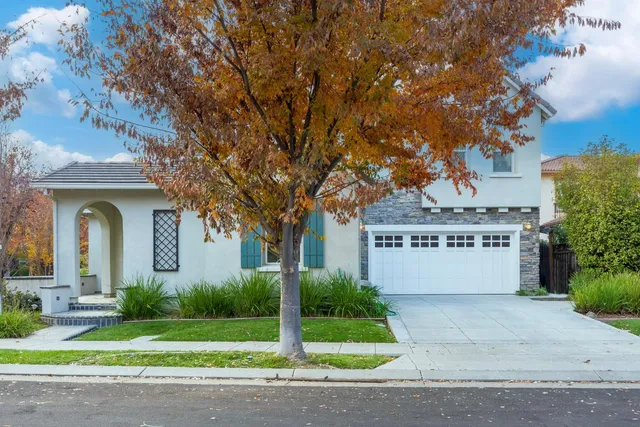 a sign that is sitting in front of a building