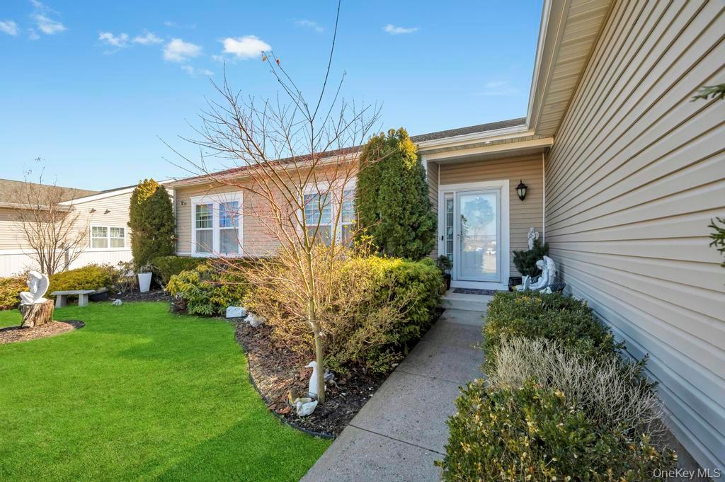 191 Flower Road Shirley, NY 11967 - Photo 4 of 39