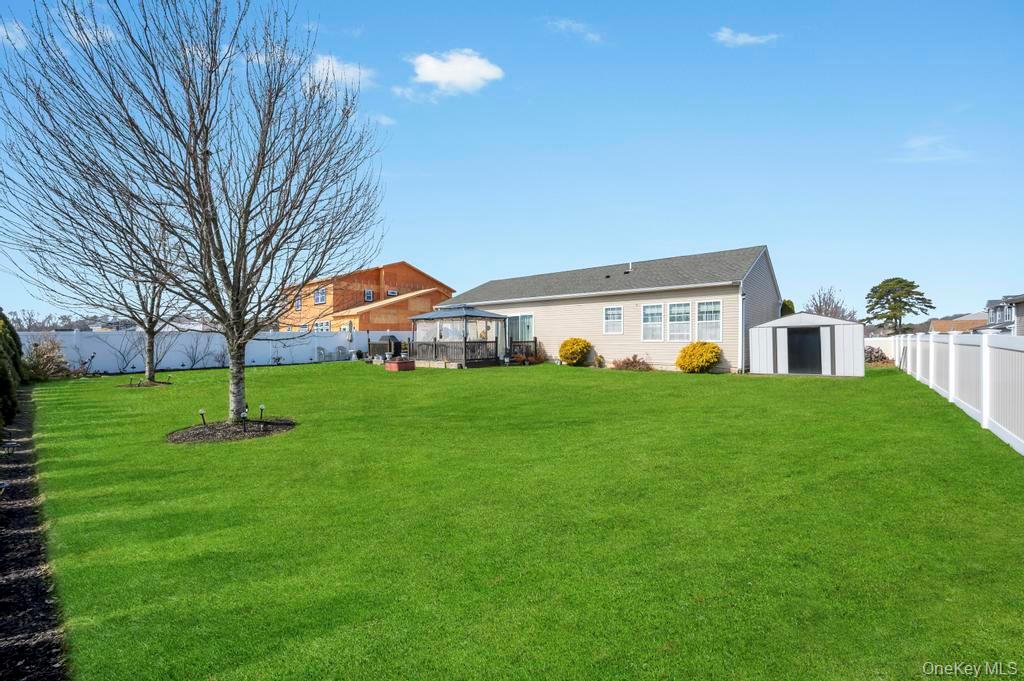 191 Flower Road Shirley, NY 11967 - Photo 8 of 39