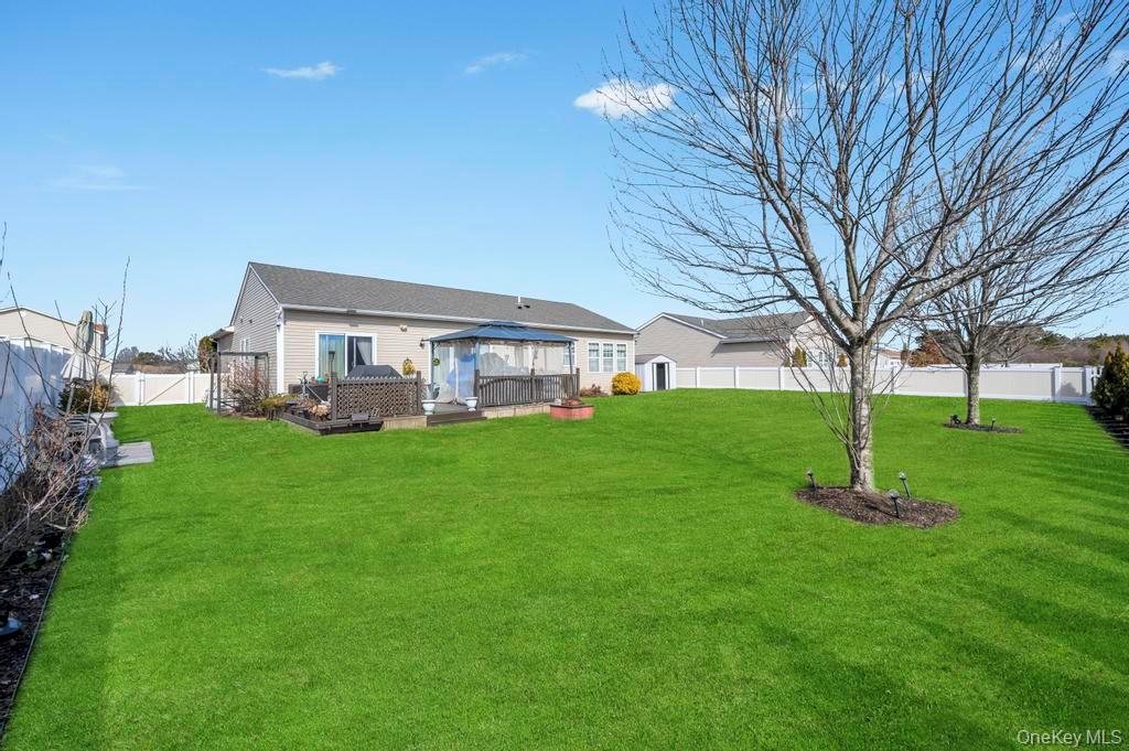 191 Flower Road Shirley, NY 11967 - Photo 10 of 39