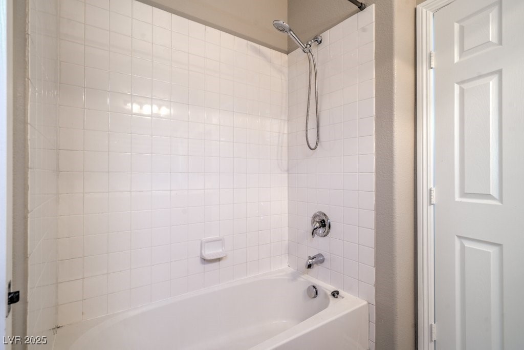 8121 Altamont Ridge Street Las Vegas, NV 89113 - Photo 15 of 27 Upstairs Bathroom with tub / shower combination