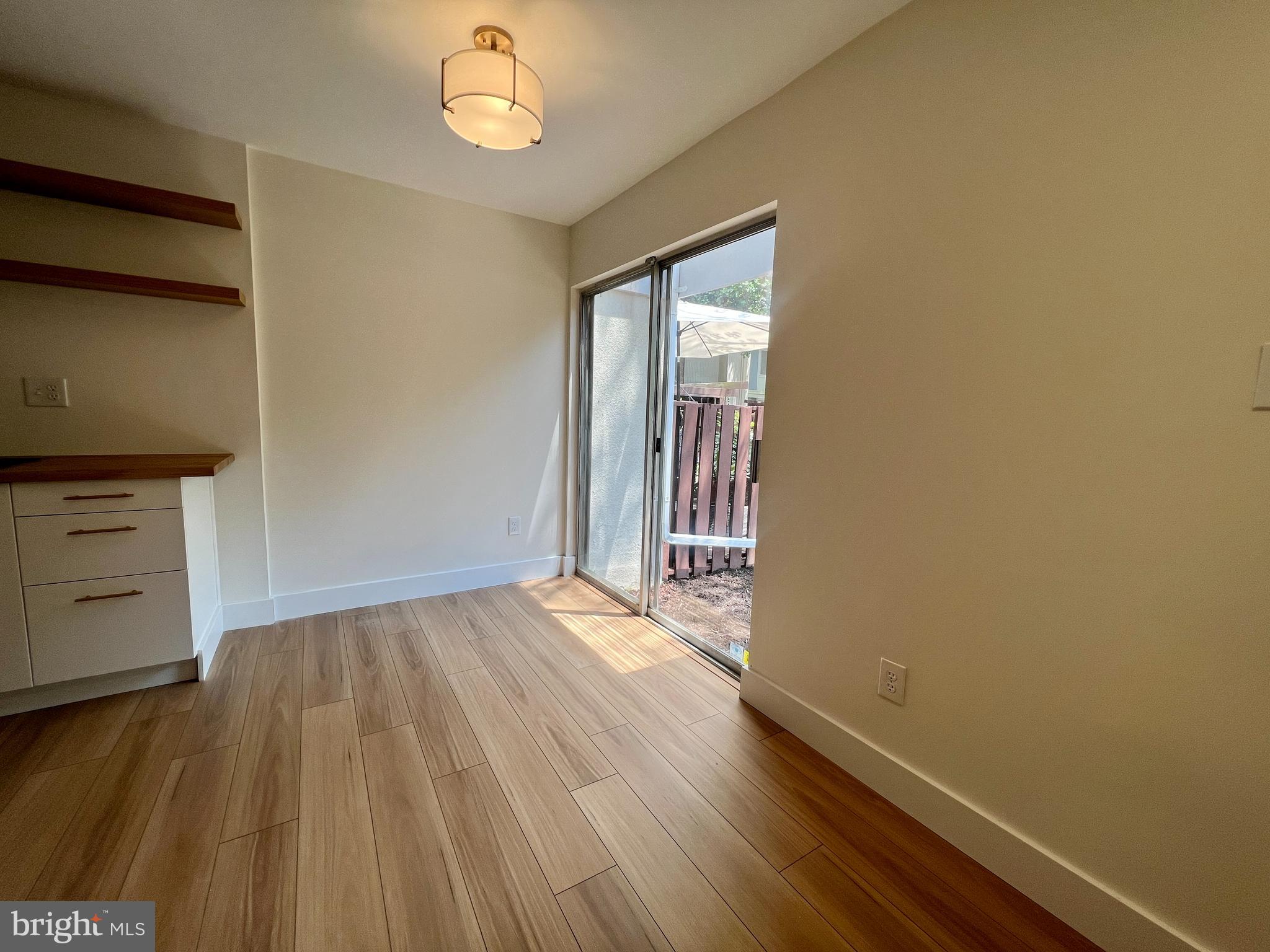 2246 Southgate Square Reston, VA 20191 - Photo 3 of 25 Kitchen Eat-in