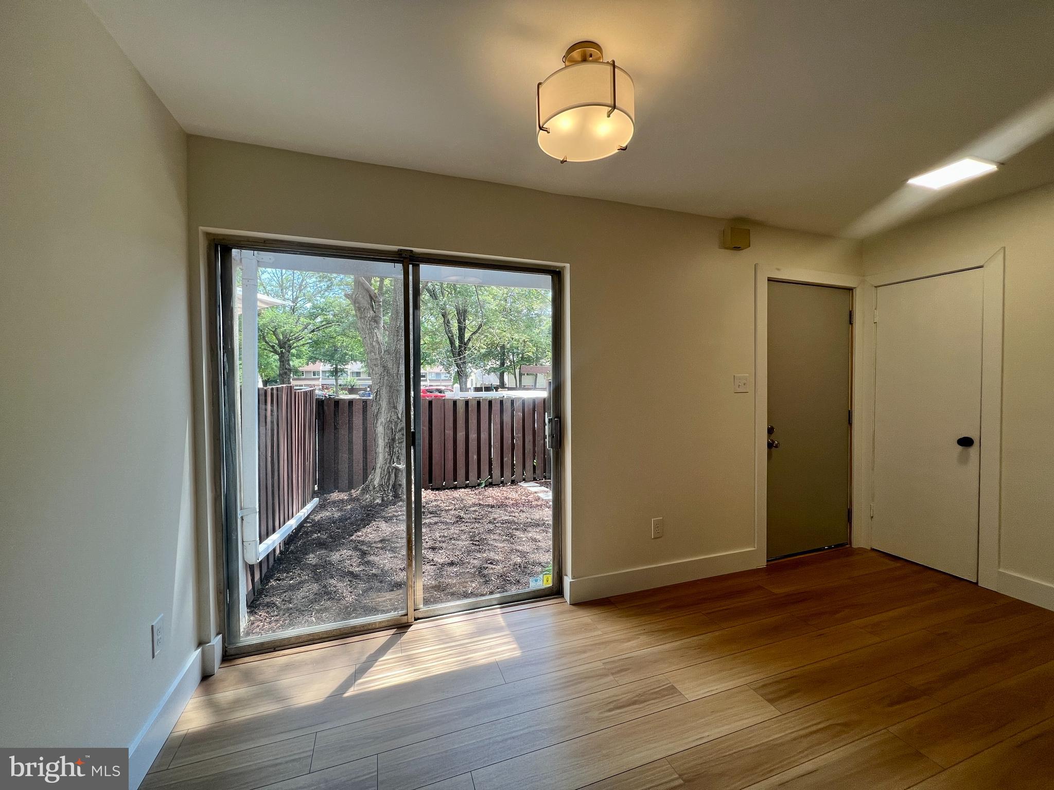 2246 Southgate Square Reston, VA 20191 - Photo 4 of 25 Kitchen Eat-in