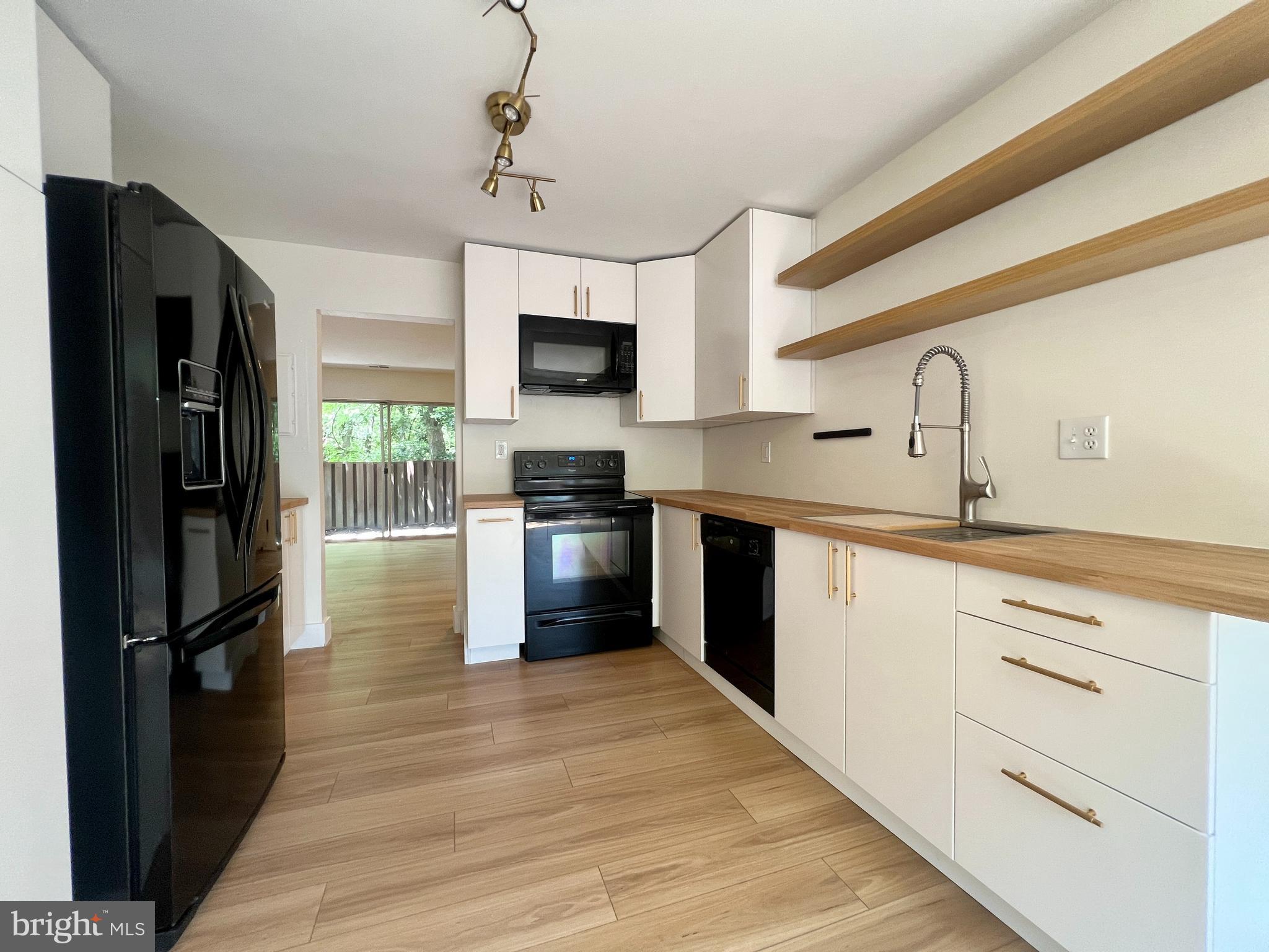 2246 Southgate Square Reston, VA 20191 - Photo 5 of 25 Kitchen