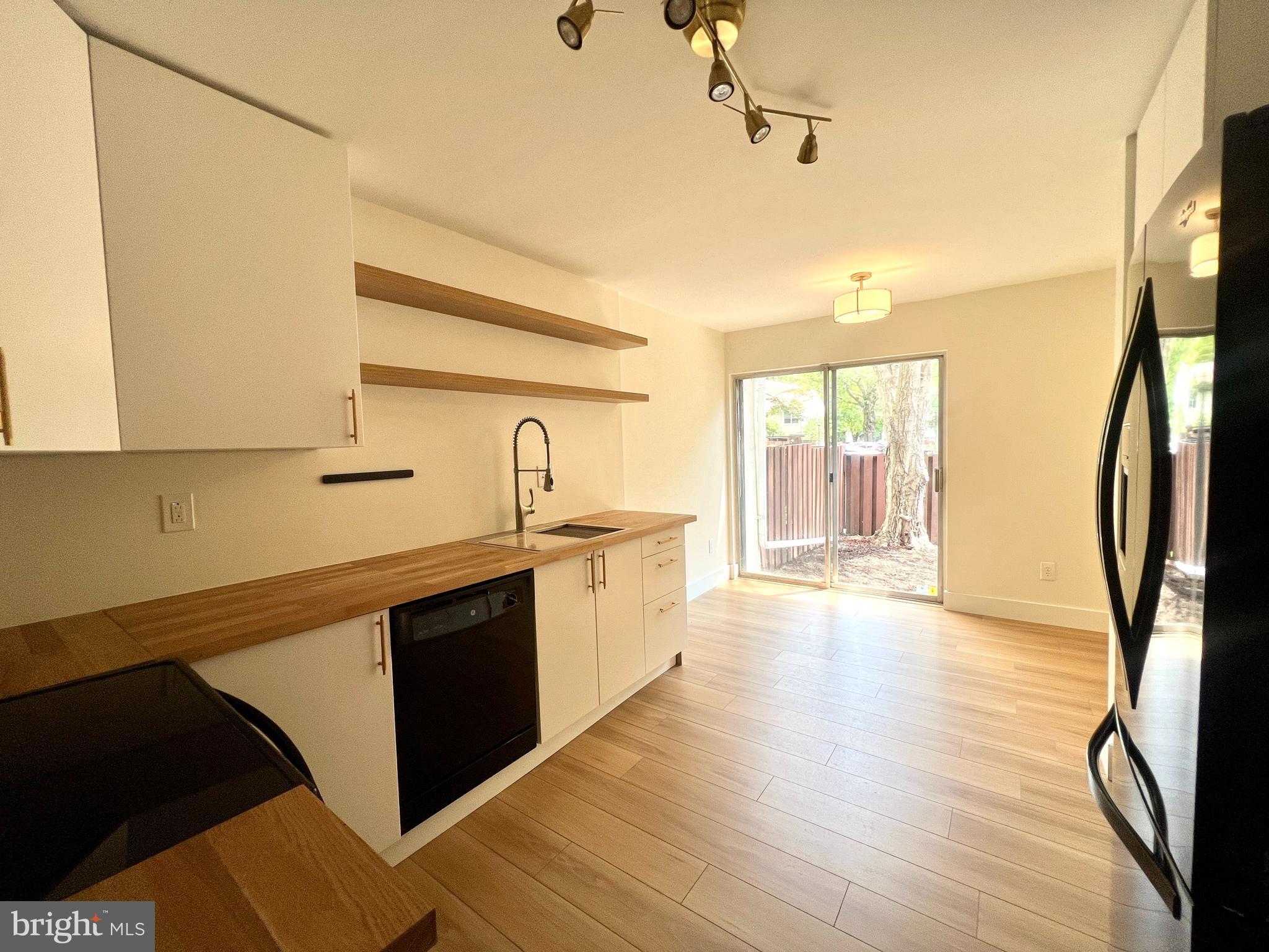 2246 Southgate Square Reston, VA 20191 - Photo 6 of 25 Kitchen