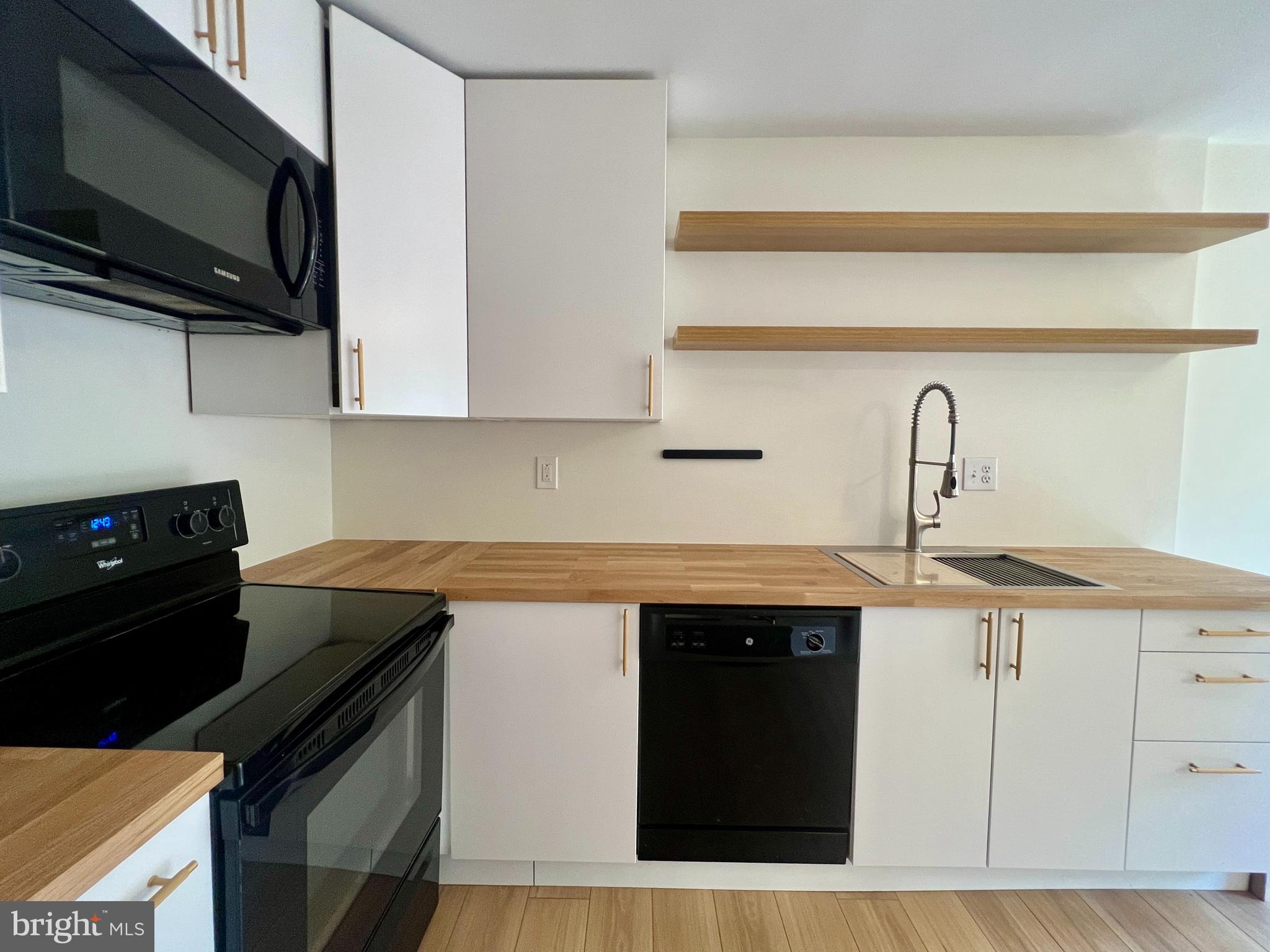 2246 Southgate Square Reston, VA 20191 - Photo 7 of 25 Kitchen