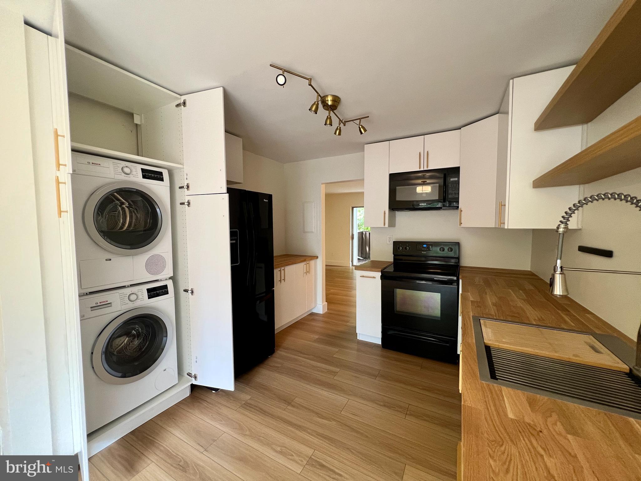 2246 Southgate Square Reston, VA 20191 - Photo 9 of 25 Washer & Dryer