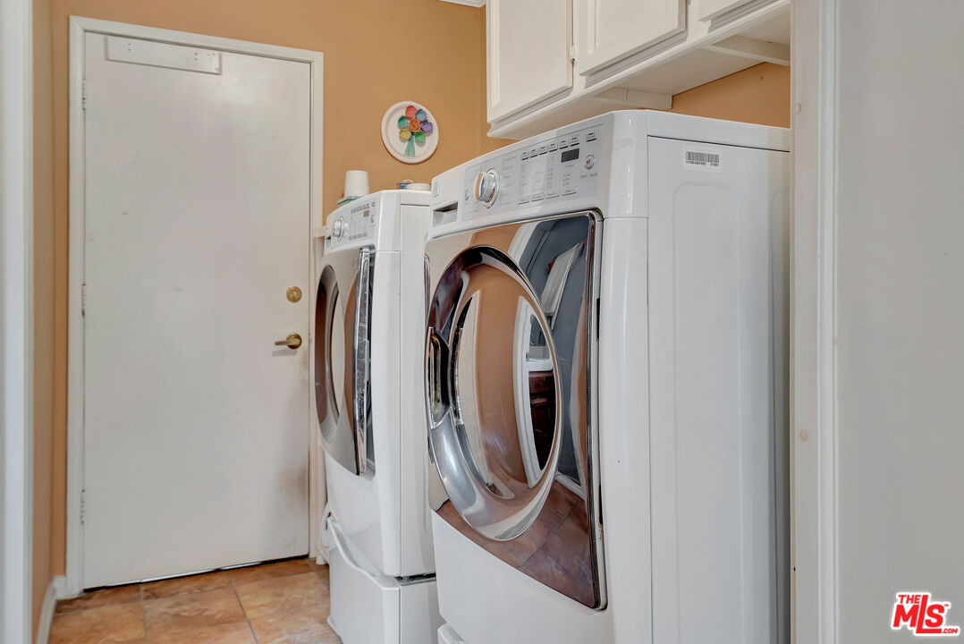 448 West 64th Street Inglewood, CA 90302 - Photo 17 of 39 a utility room with dryer and washer