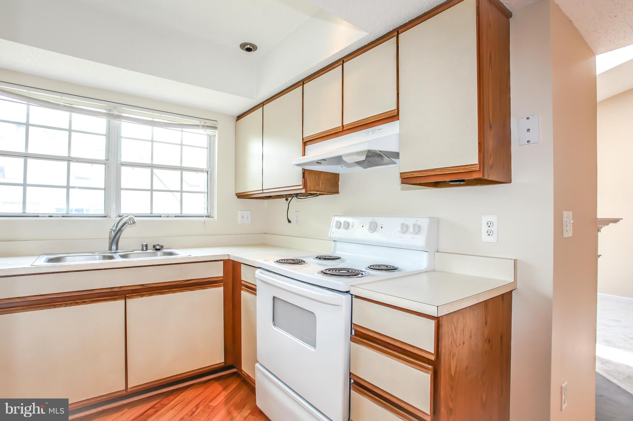 116 Fort Evans Road Southeast, Unit E Leesburg, VA 20175 - Photo 3 of 14 Kitchen