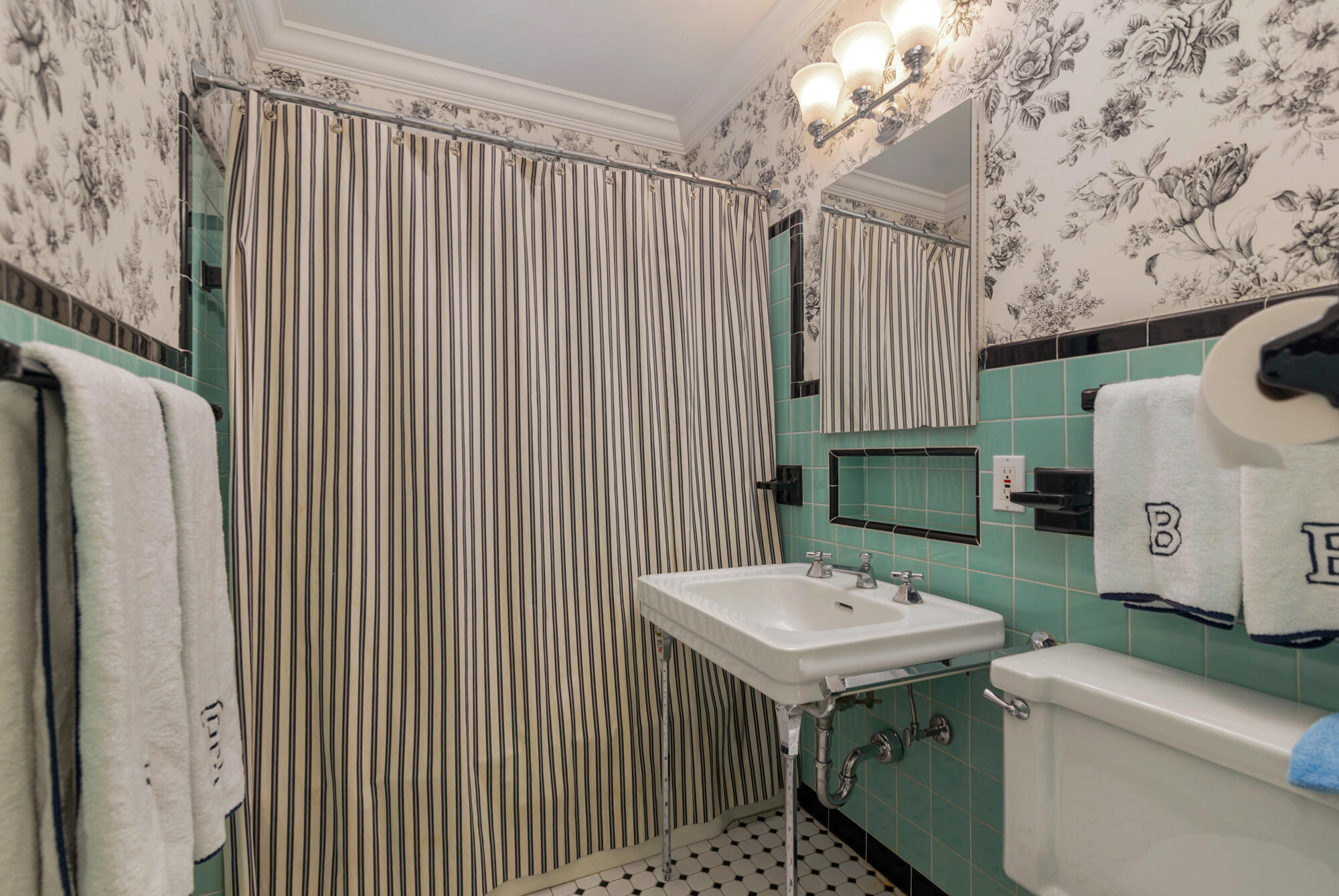 250 Murray Road West Palm Beach, FL 33405 - Photo 23 of 46 Bathroom 2