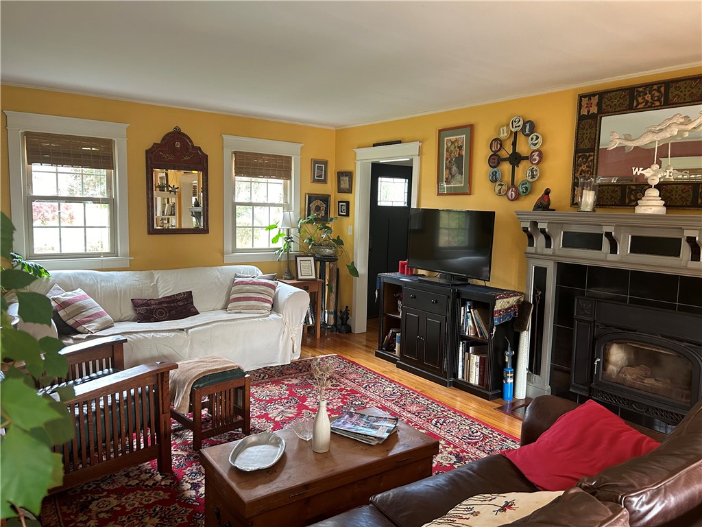 7 Boulevard East Middletown, RI 02842 - Photo 8 of 39