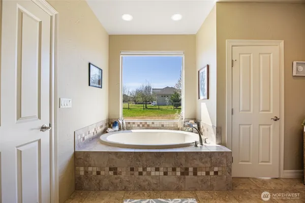 $715,000 | 1859 F 5th Road Northeast, Moses Lake, WA 98837