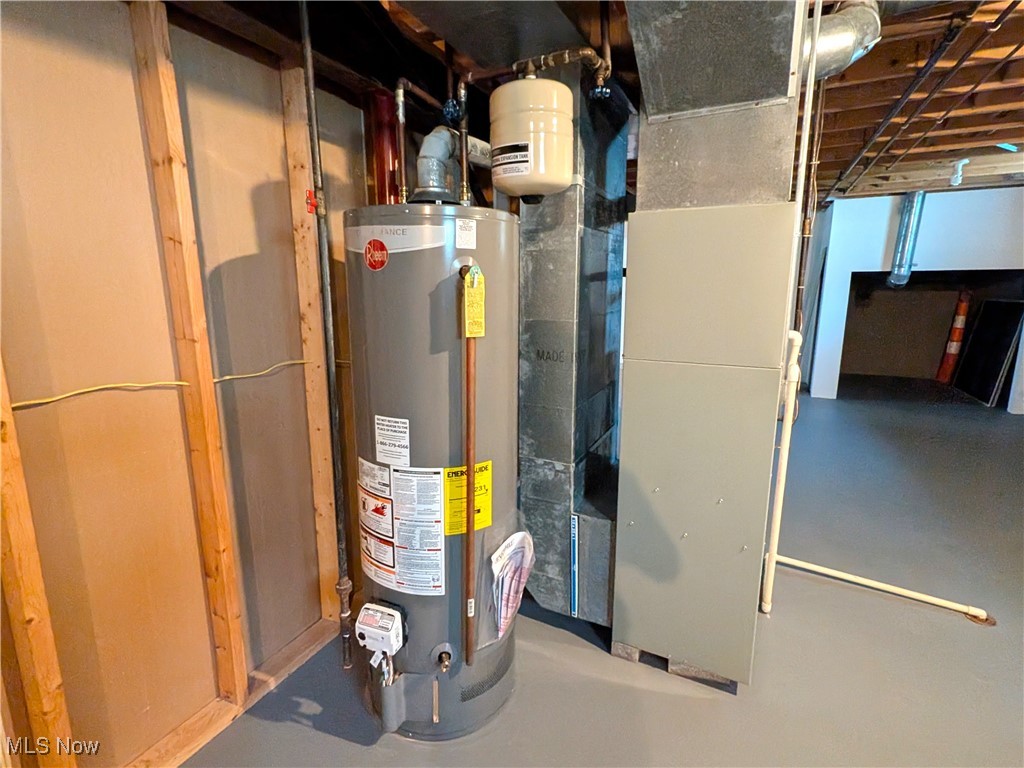 1127 Mayfield Ridge Road Cleveland, OH 44124 - Photo 38 of 47 Utilities featuring water heater