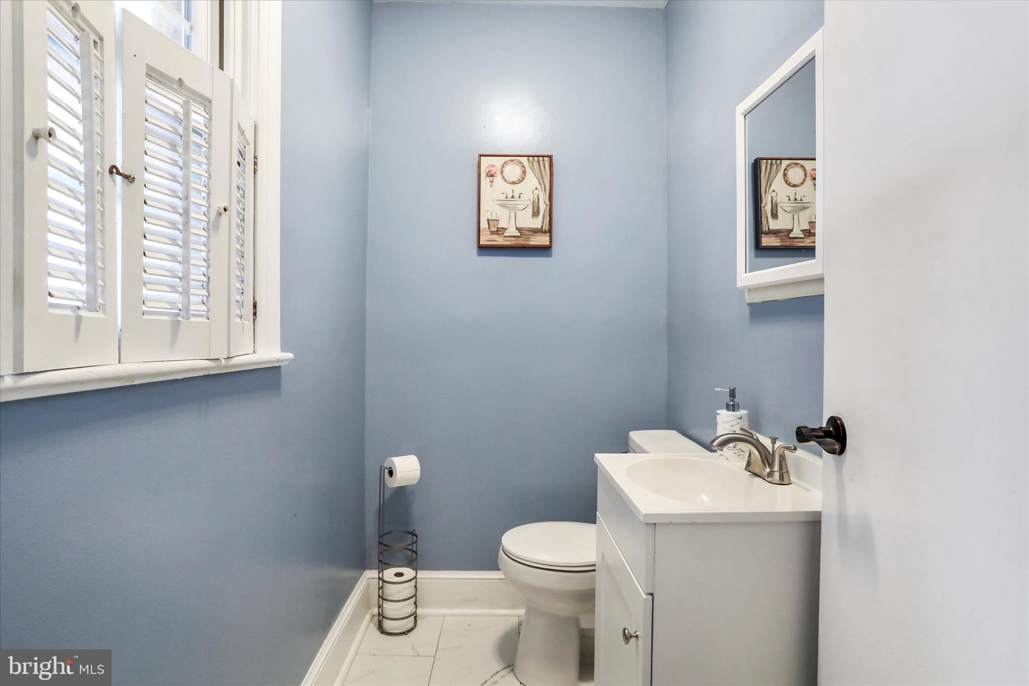 425 West 15th Street Front Royal, VA 22630 - Photo 19 of 47 a bathroom with a toilet a sink and a window