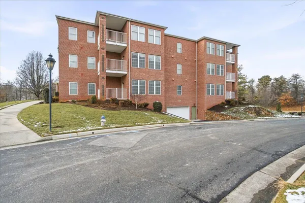 $305,000 | 3025 McVitty Forest Drive, Unit 101, Roanoke, VA 24018