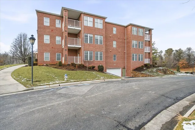 $305,000 | 3025 McVitty Forest Drive, Unit 101, Roanoke, VA 24018