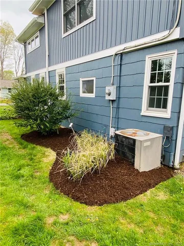 a view of yard with green space