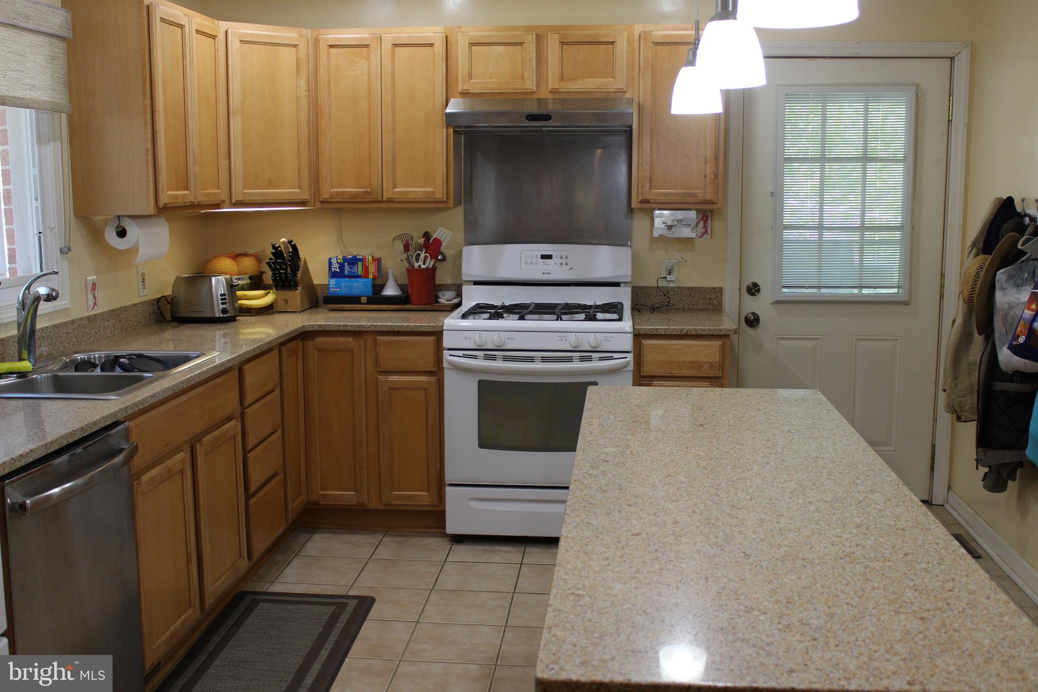 264 North Hayfield Road Winchester, VA 22603 - Photo 9 of 62 Kitchen - gas cooking