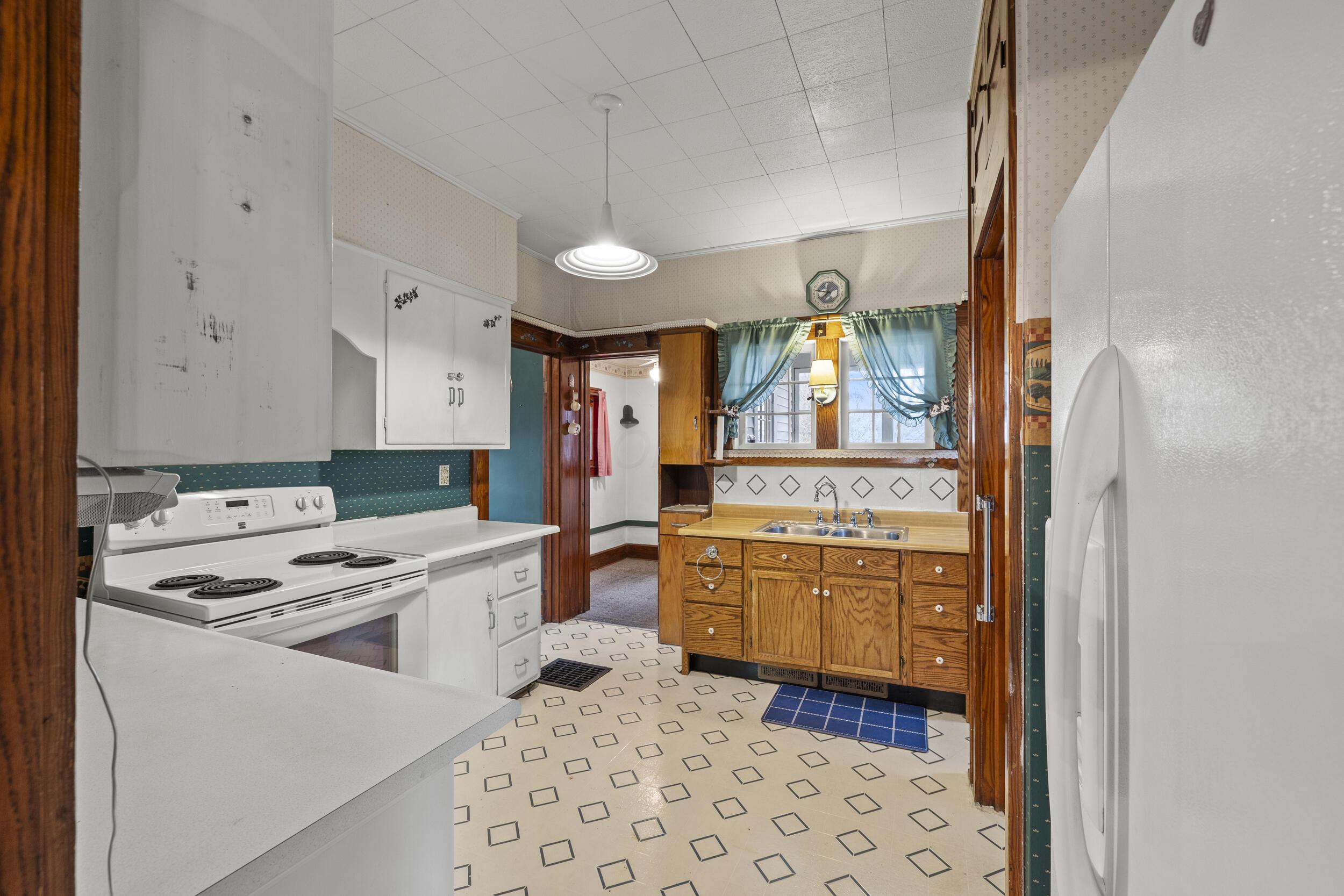 471 Beacon Road Newark, OH 43055 - Photo 10 of 23 11_kitchen 01