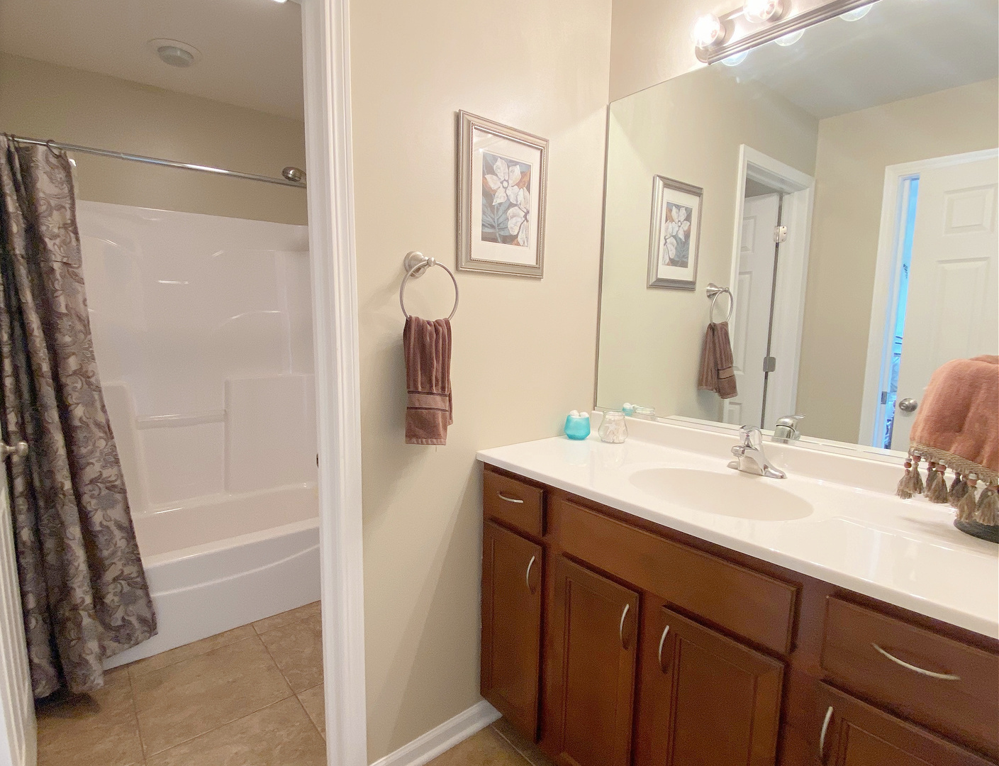 1197 Freedom Road Elburn, IL 60119 - Photo 21 of 31 a bathroom with a tub sink and mirror