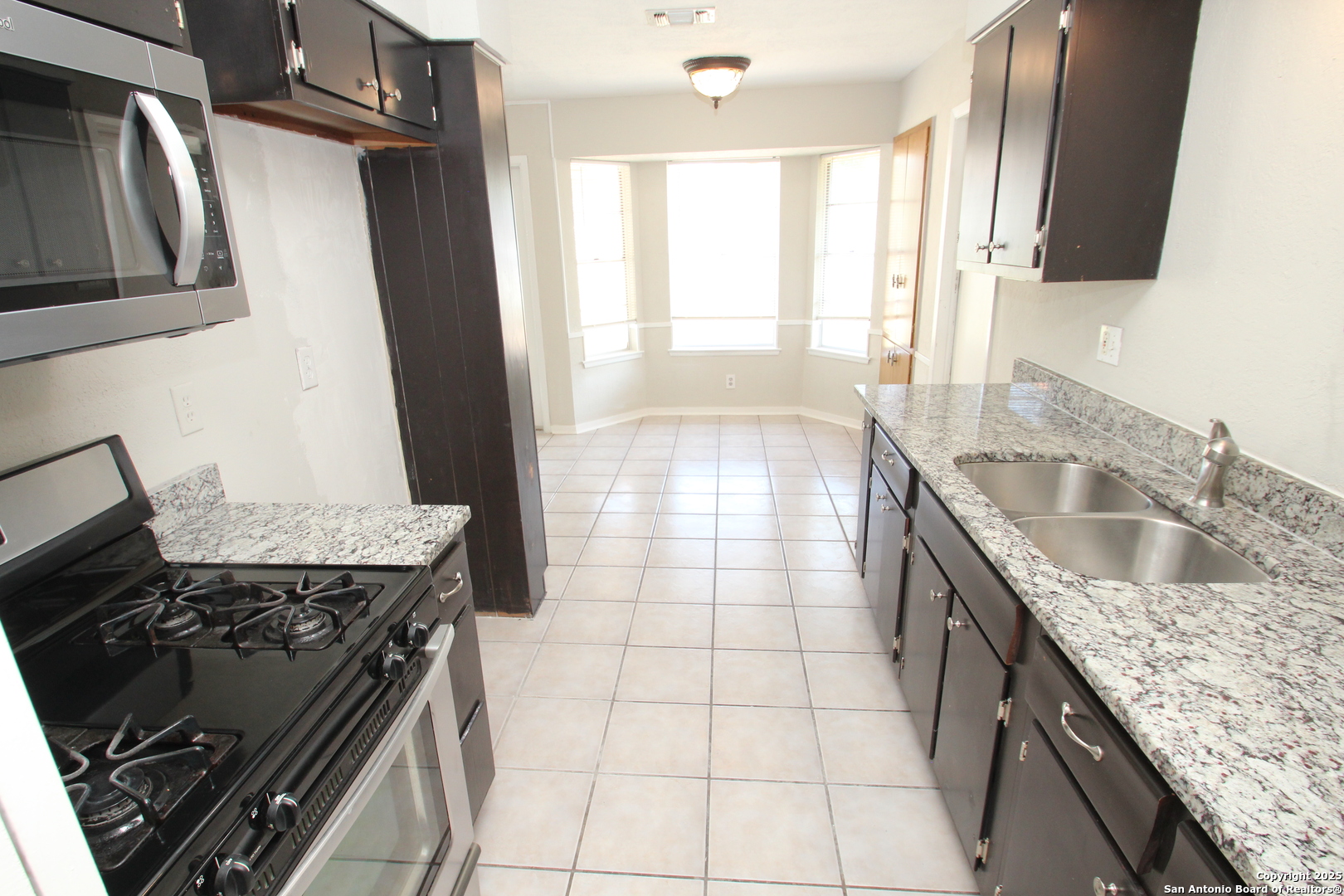 310 Threadneedle Lane San Antonio, TX 78227 - Photo 8 of 27