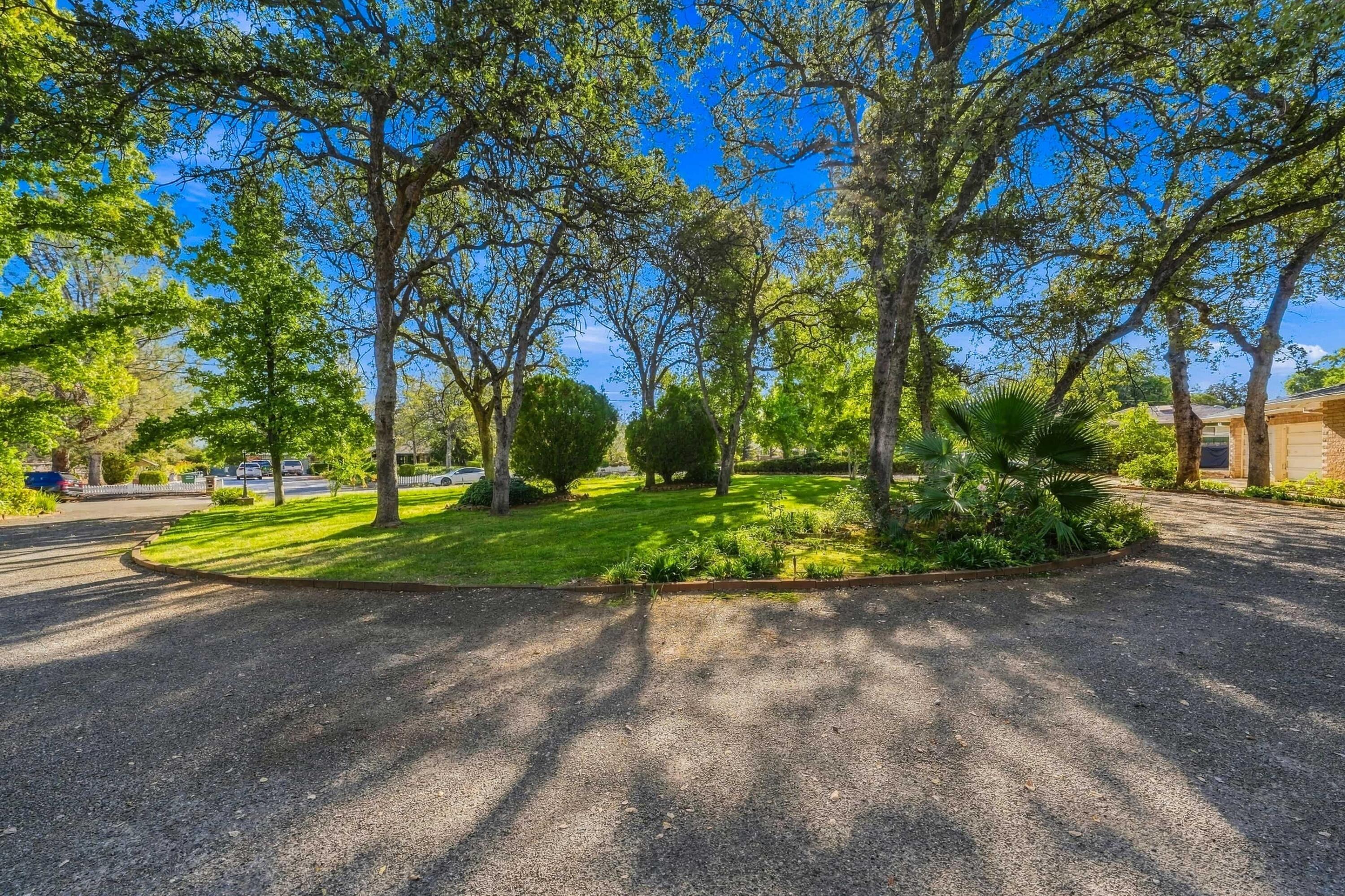 3252 Inverness Street Redding, CA 96002 - Photo 27 of 27 Circular Driveway