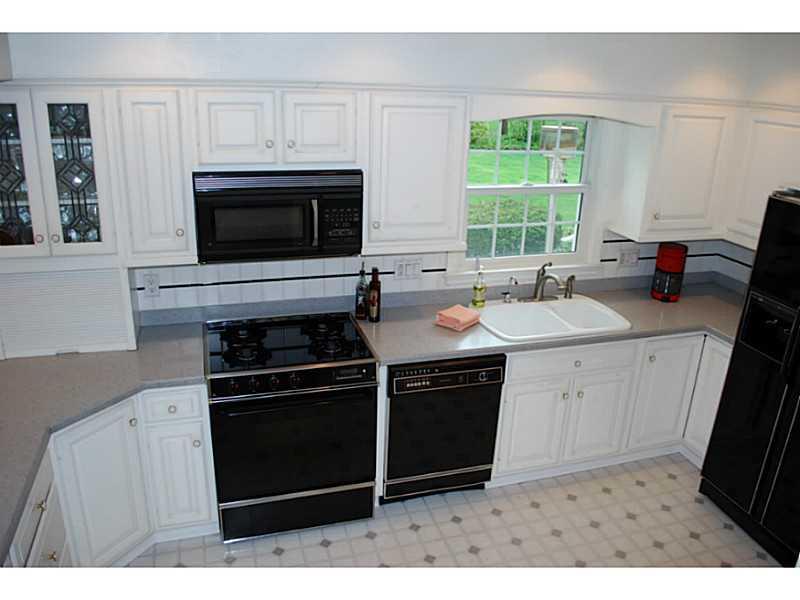8975 Spring Mill Road Indianapolis, IN 46260 - Photo 5 of 24 Gallery Image 5