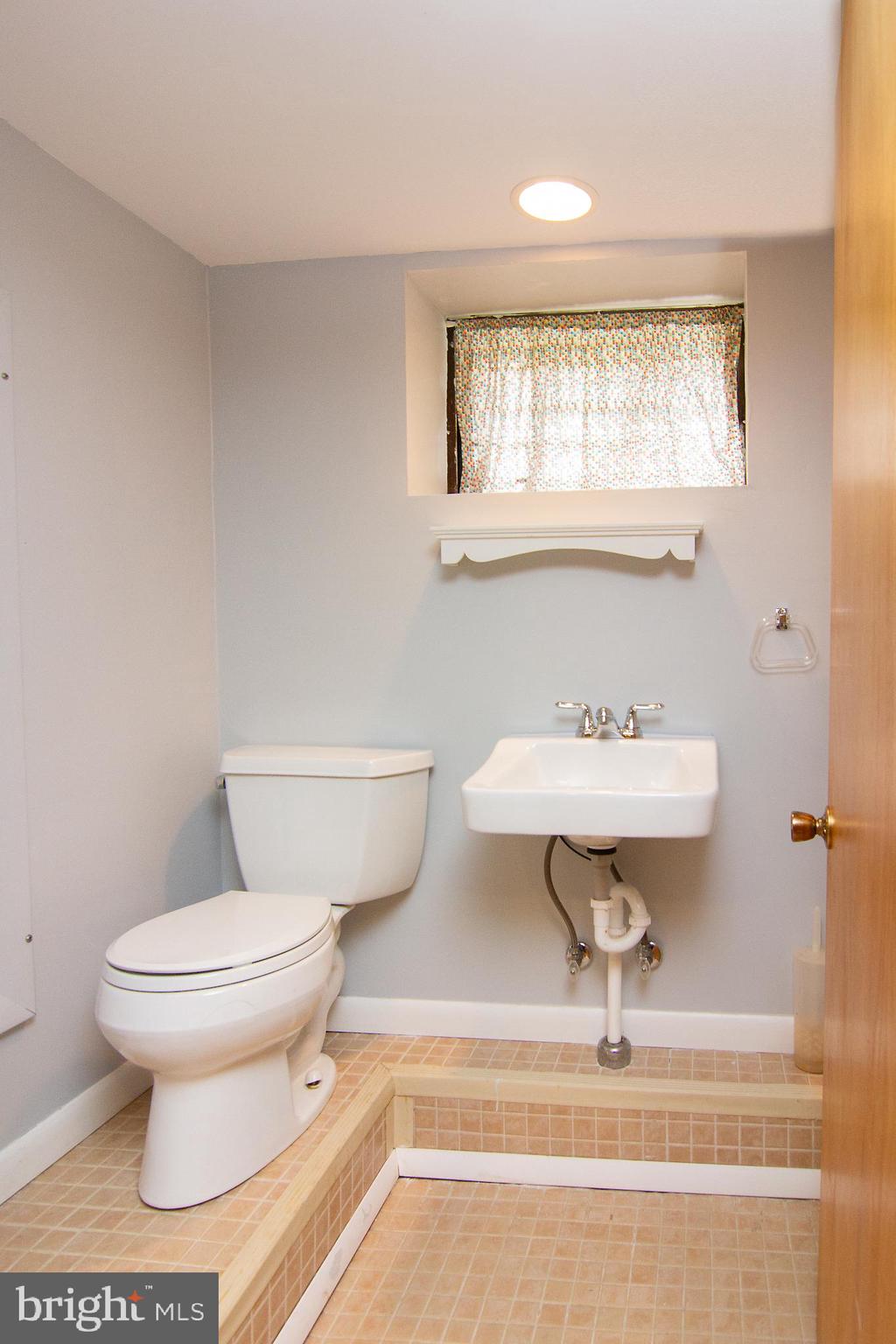 7914 Ridgely Oak Road Baltimore, MD 21234 - Photo 22 of 27 Half Bath