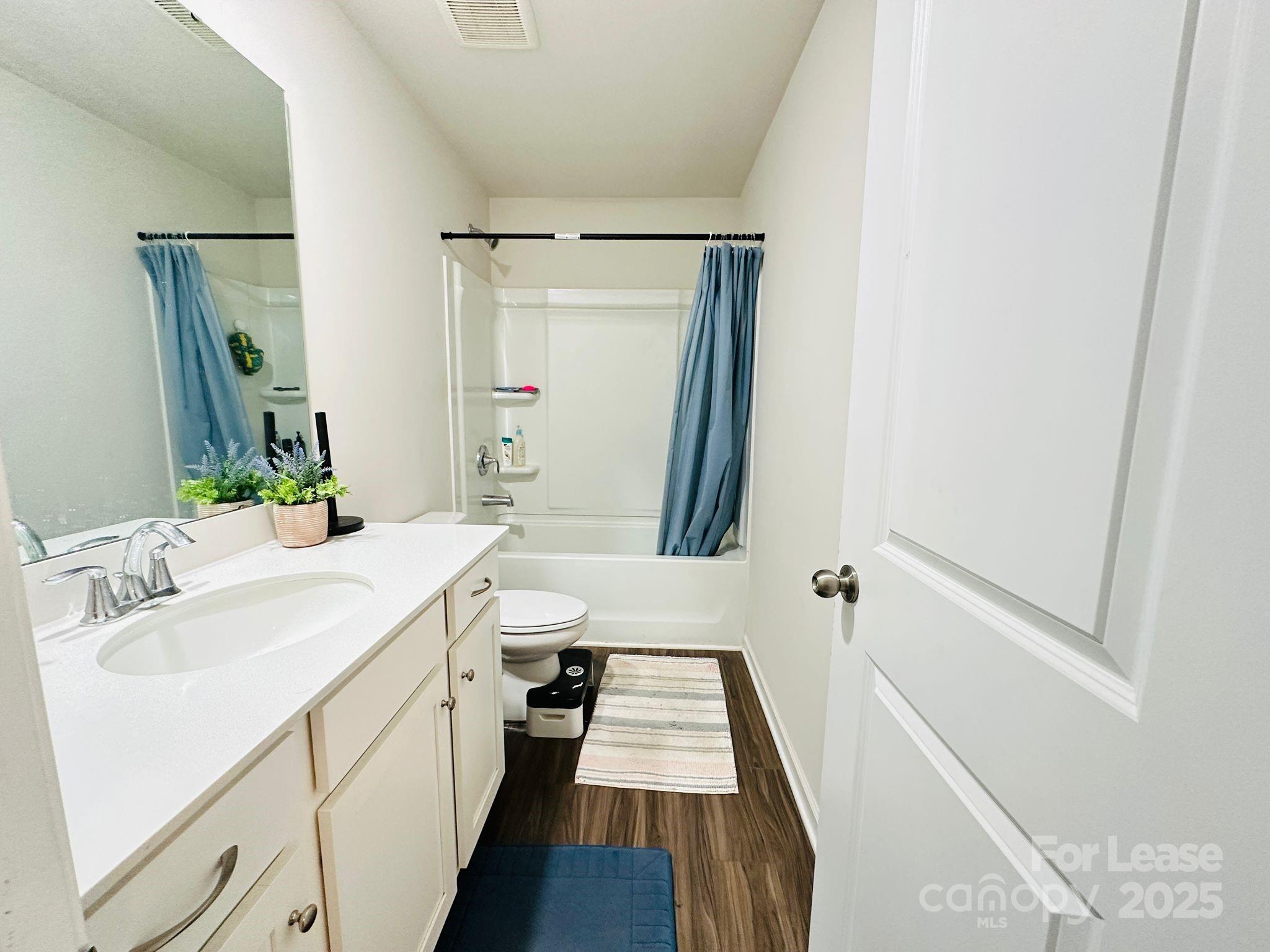 15619 Country House Street Charlotte, NC 28273 - Photo 14 of 19 a bathroom with a sink a mirror and a shower