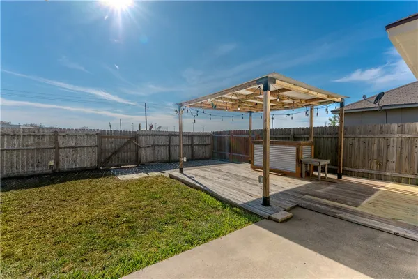 a view of a backyard