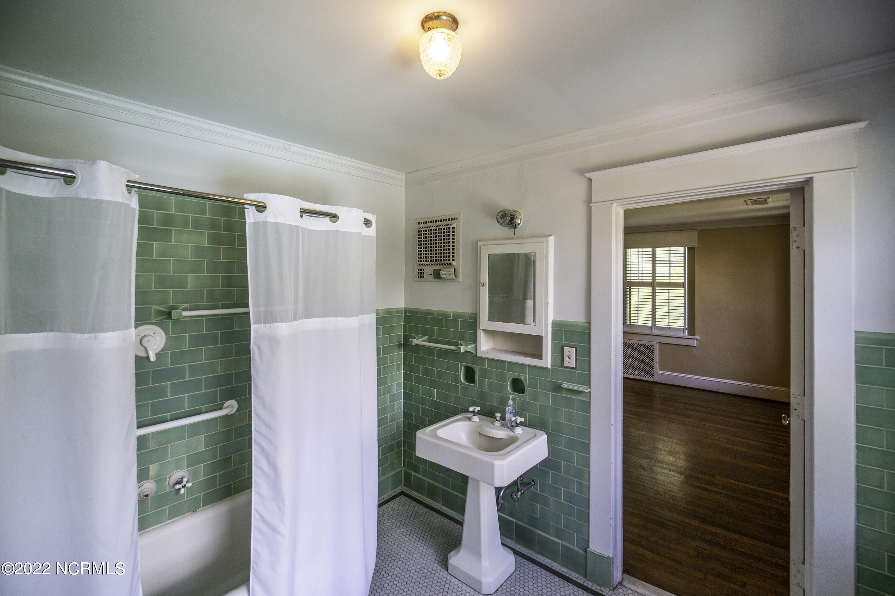 2814 Old Cherry Point Road New Bern, NC 28560 - Photo 37 of 70 Jack & Jill Bathroom