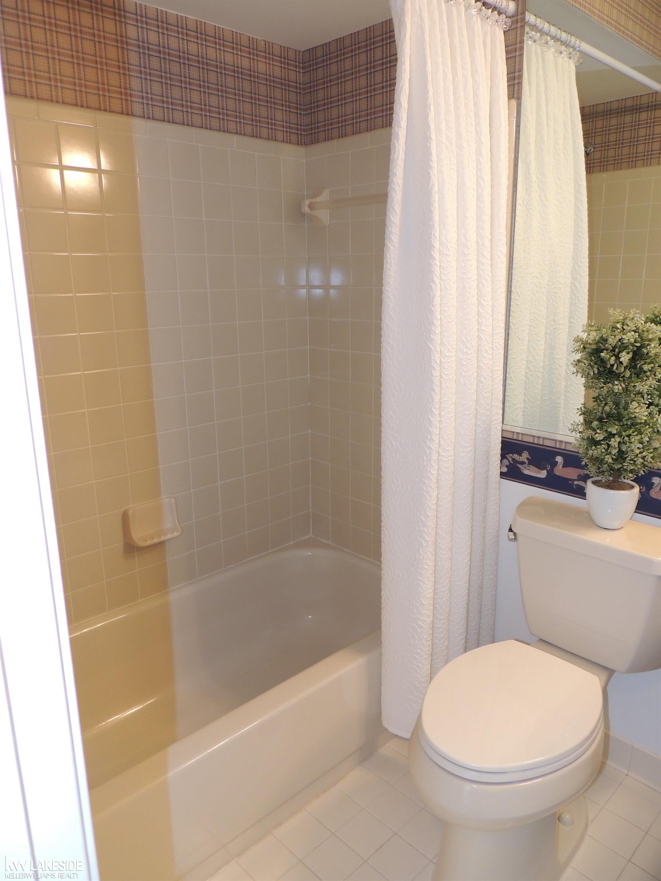 1600 Stonecrest Drive Rochester, MI 48307 - Photo 17 of 36 50168703-c2766889-482f-463d-9b64-ebc1710e6d5f.JPG