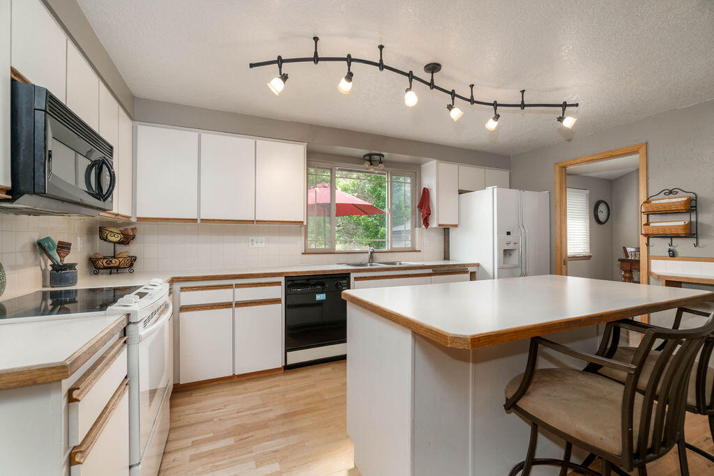 63480 Vogt Road Bend, OR 97701 - Photo 11 of 28 DSC09334-Edit