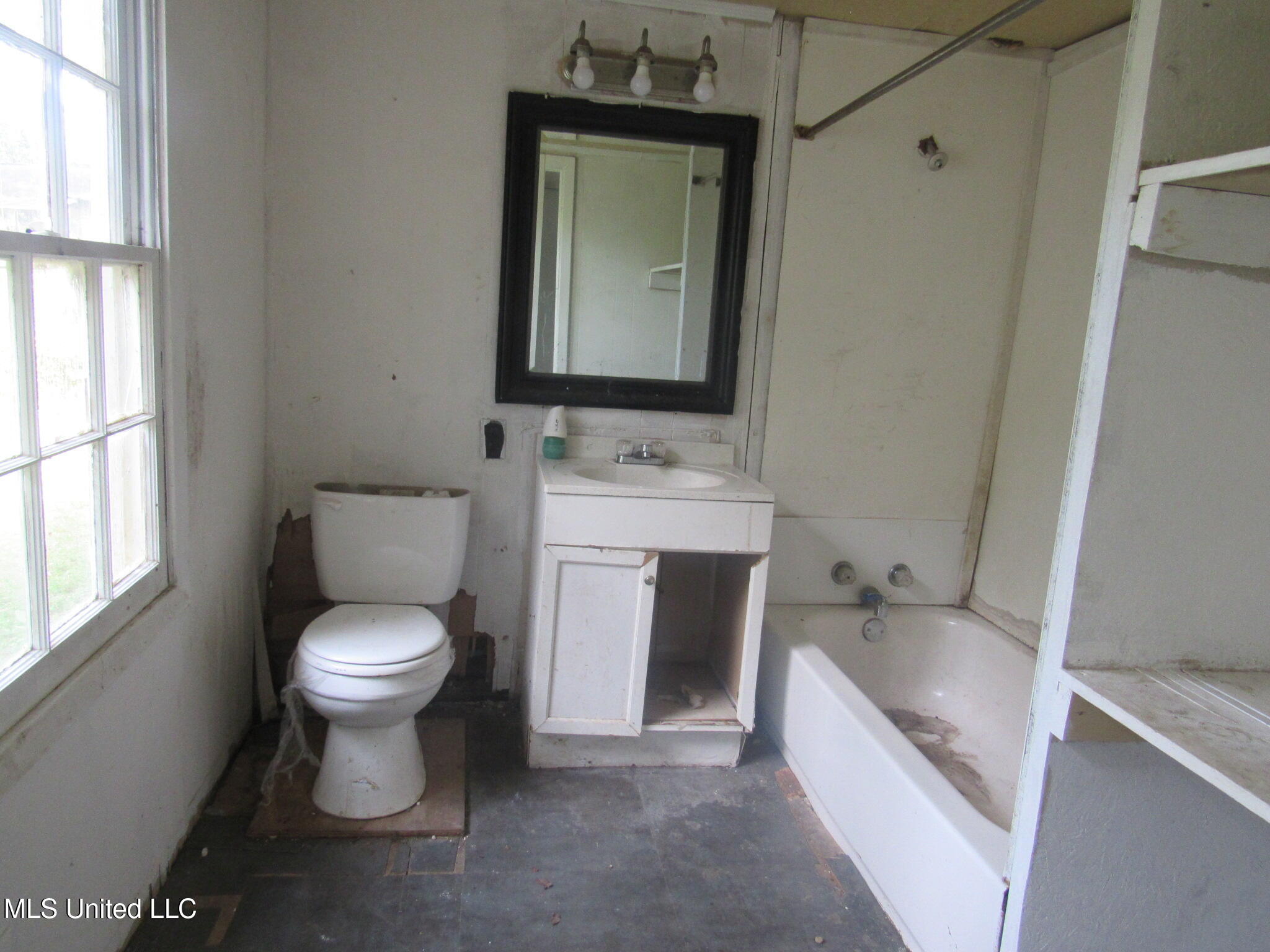 108 Hightower Street Sardis, MS 38666 - Photo 8 of 17 IMG_4375