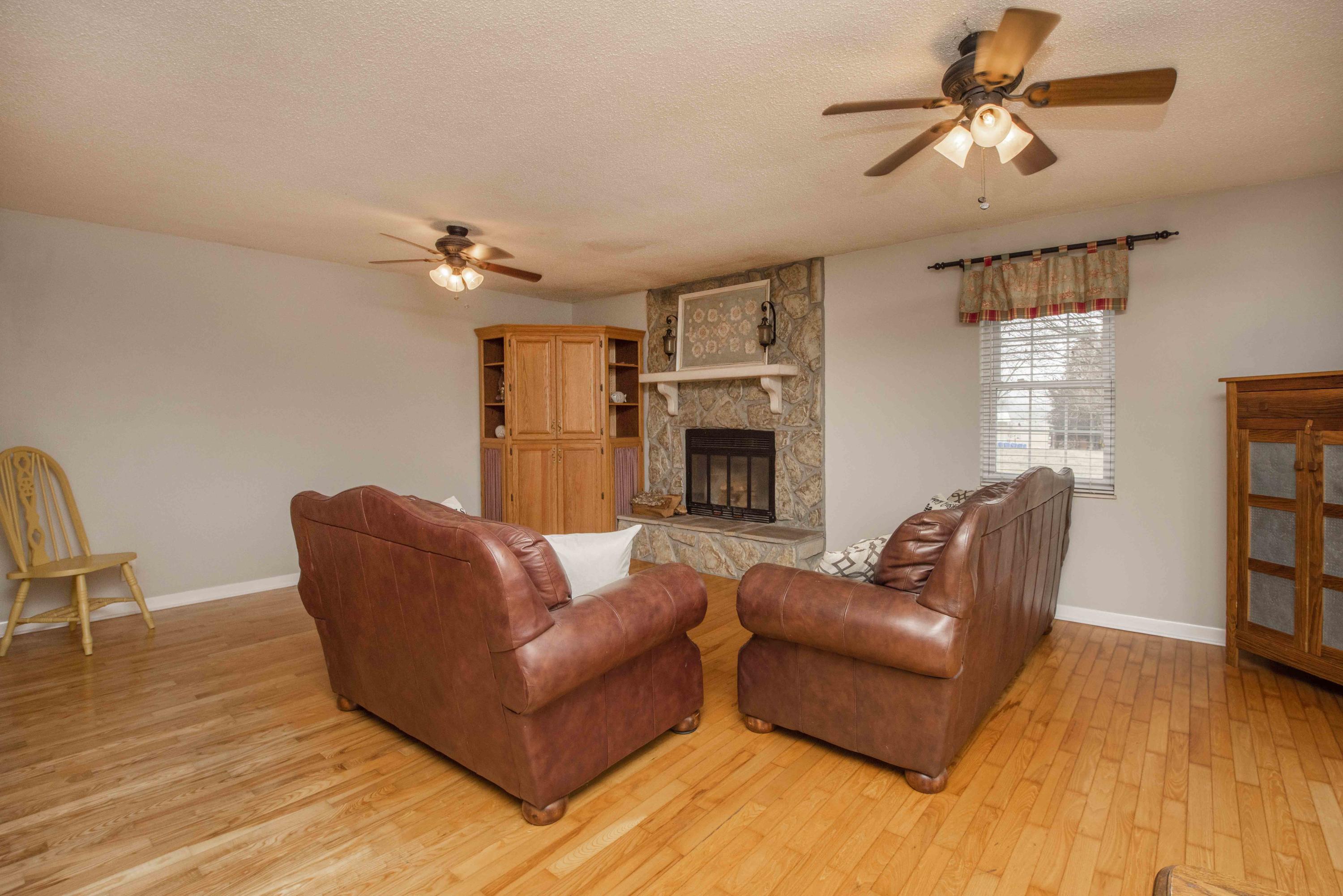 116 Airport Road Maynardville, TN 37807 - Photo 4 of 27 living 2_1