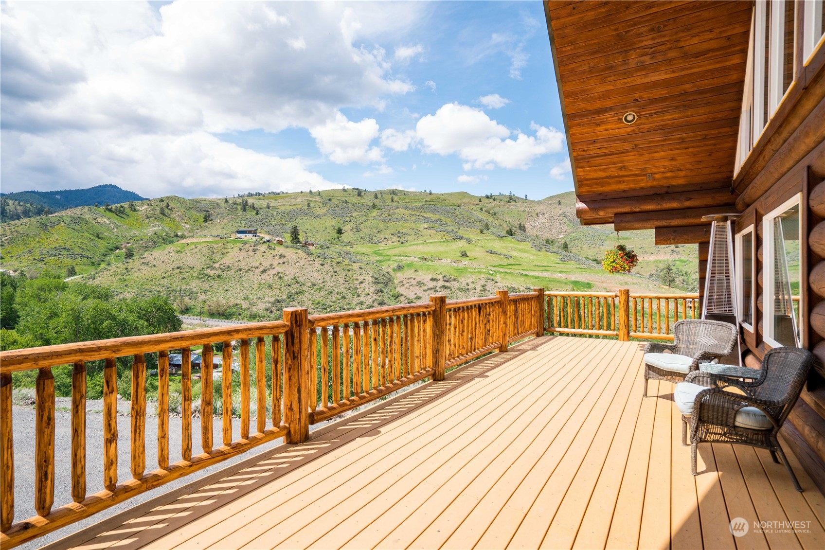 1246 Cranmer Road Wenatchee, WA 98801 - Photo 11 of 39 a view of balcony with furniture