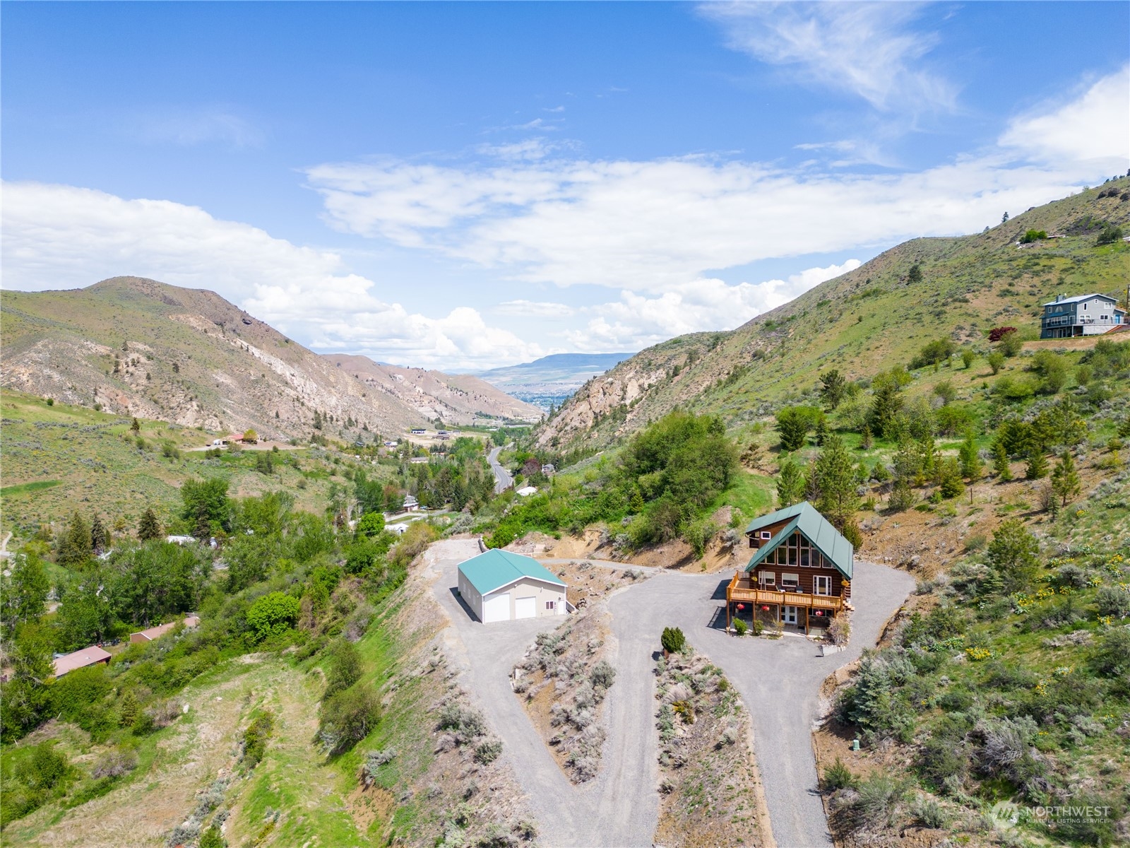 1246 Cranmer Road Wenatchee, WA 98801 - Photo 15 of 39 a view of a city with mountains in the background