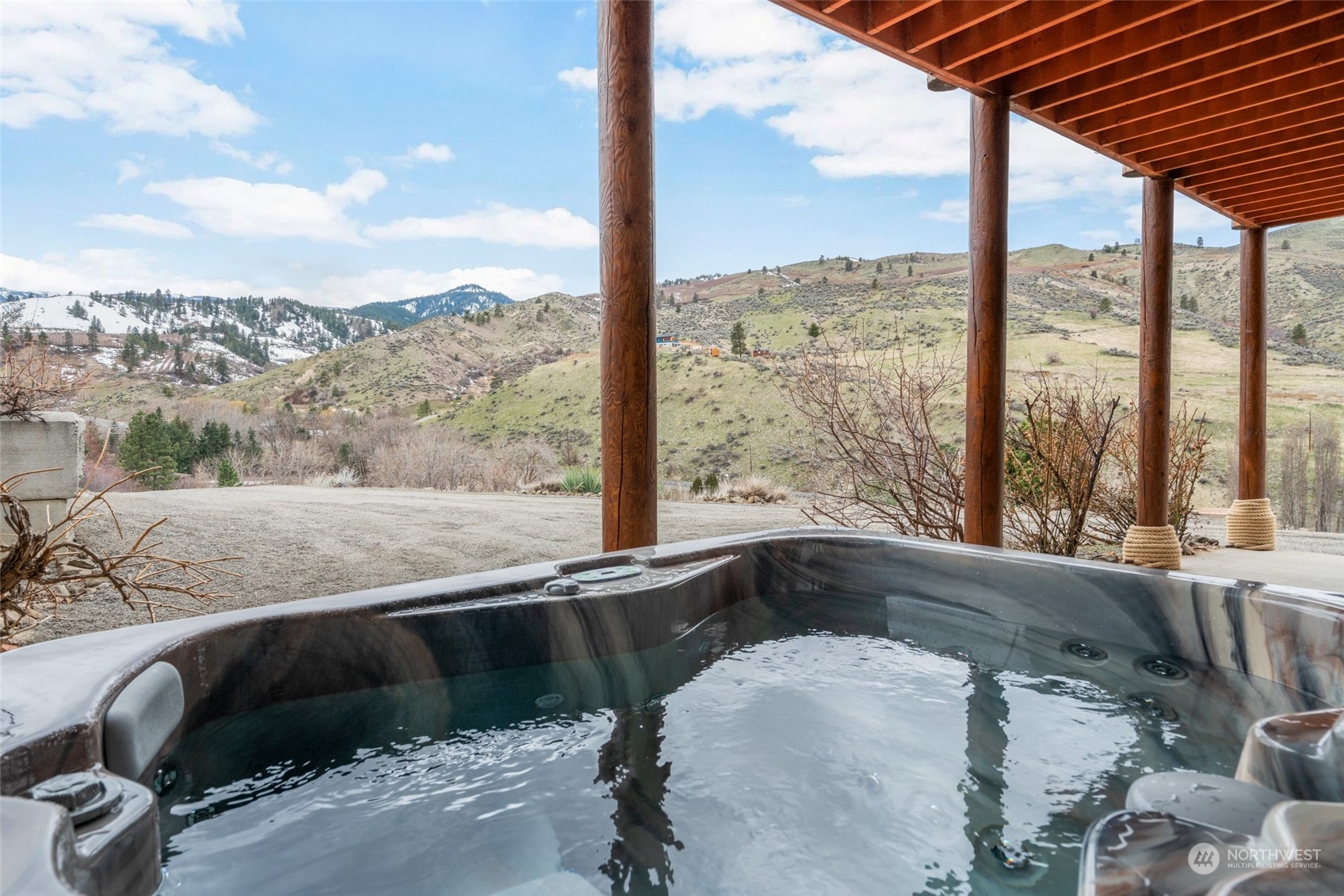1246 Cranmer Road Wenatchee, WA 98801 - Photo 16 of 39 a view of balcony with furniture